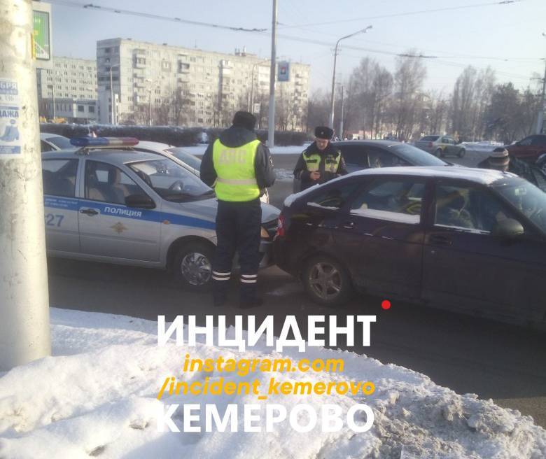 Момент ДТП с участием автомобиля ДПС в Кемерове попал на видео