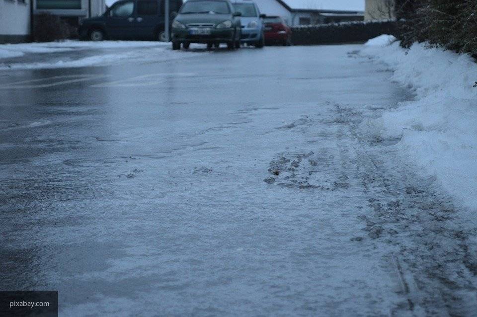Московских автомобилистов предупредили о «ледяном панцире» на дорогах