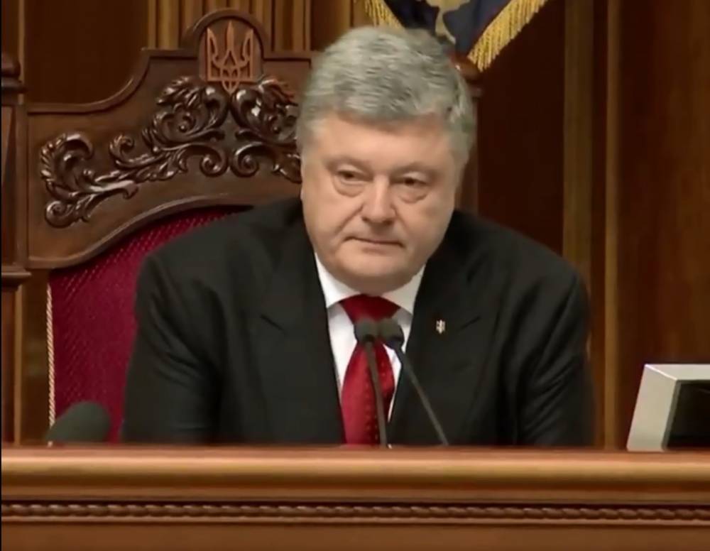 Украинцы оценили идею снять неприкосновенность с Порошенко