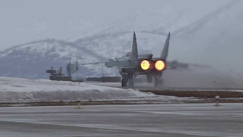 В сложных погодных условиях: истребитель МиГ-31 перехватил «нарушителя» в небе над Камчаткой