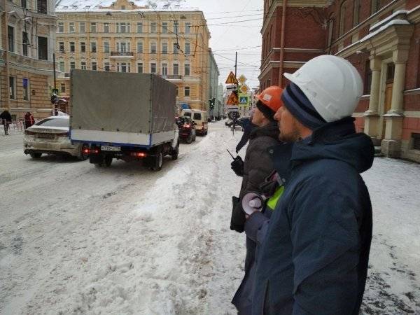 Коммунальщики Фрунзенского района вышли на борьбу с гололедом