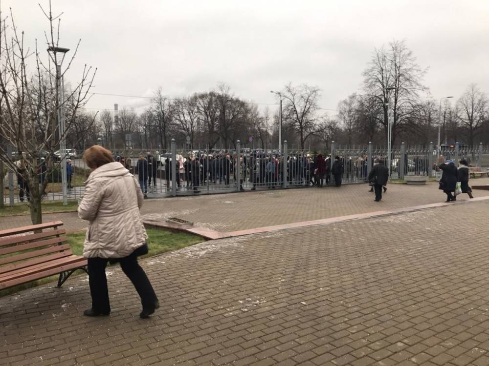 Появились кадры эвакуации сотрудников Петербургского суда после сообщения о минировании