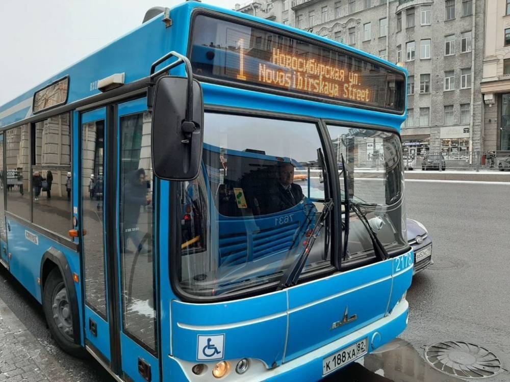 В Петербурге окончательно определились с лазурным цветом автобусов