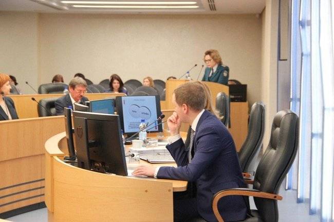 Депутаты думы Сургута на заседании комитета по бюджету, налогам, финансам и имуществу обсудили 13 вопросов