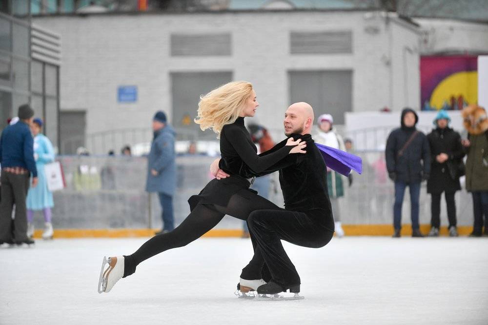 "Московское долголетие": пенсионеры открыли сезон катания на коньках
