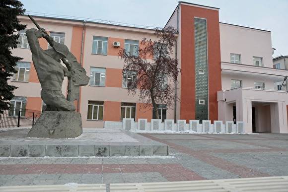 В Челябинске в рамках подготовки к саммиту ШОС изуродовали фасад старейшей гимназии