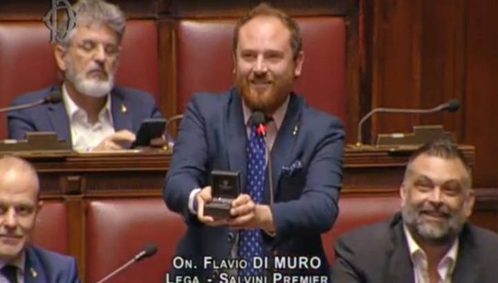 Итальянский депутат сделал предложение возлюбленной в зале заседаний парламента