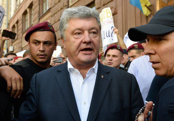 Три четверти украинцев – за лишение Порошенко неприкосновенности