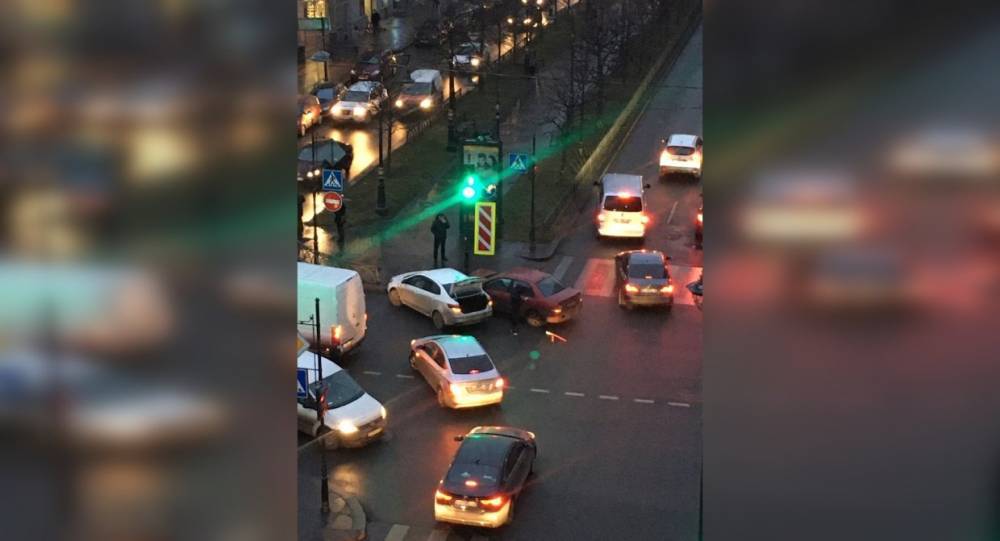 Авария на перекрестке Шпалерной и Чернышевского мешает петербургским автомобилистам