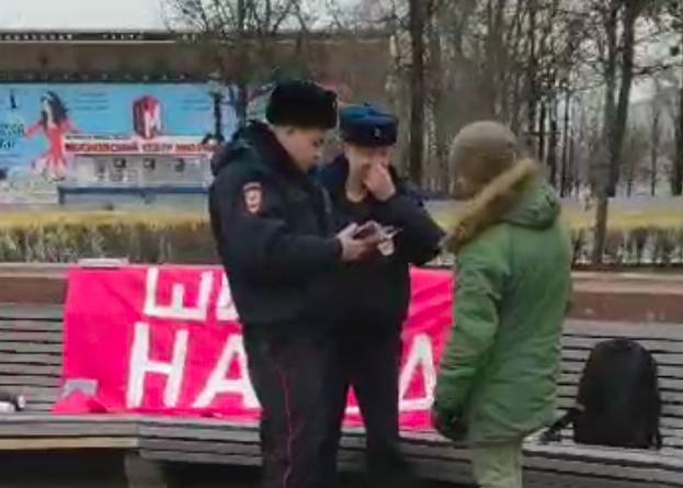 В Москве полиция задержала защитников Шиеса за одиночные пикеты на Пушкинской площади