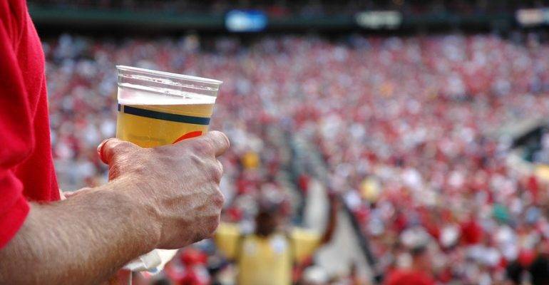 Минздрав выступил против возвращения пива на стадионы