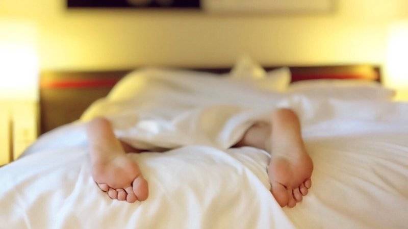 Врач-сомнолог опроверг миф о пользе долгого сна в выходные