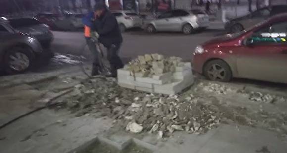 В Екатеринбурге отбойными молотками снимают гранит, который должны сдать 8 декабря