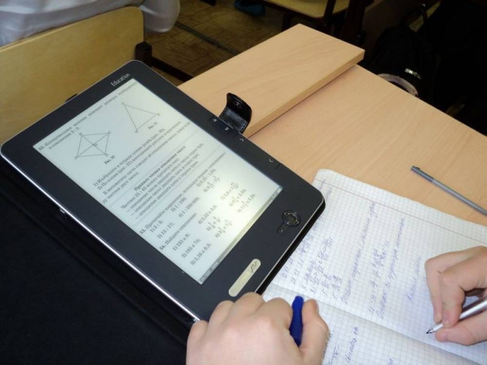 В Николаевской области чиновники украли деньги на закупку электронных учебников для школ