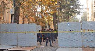 Жители Тбилиси выразили недовольство перекрытием улиц у парламента