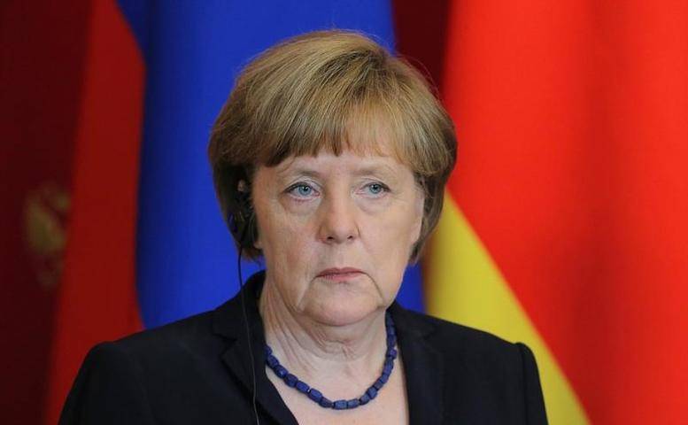 Ангела Меркель споткнулась на сцене в Берлине