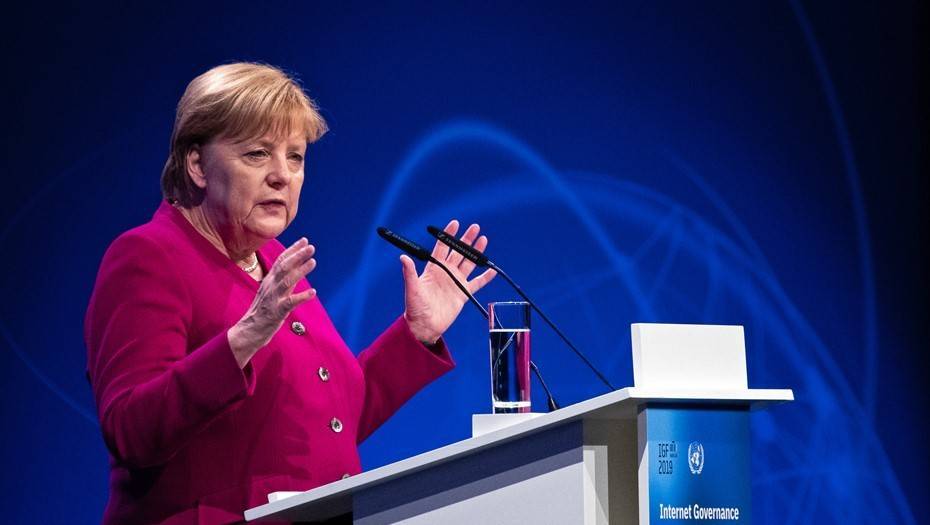 Меркель не заметила ступени и упала на сцене в Берлине