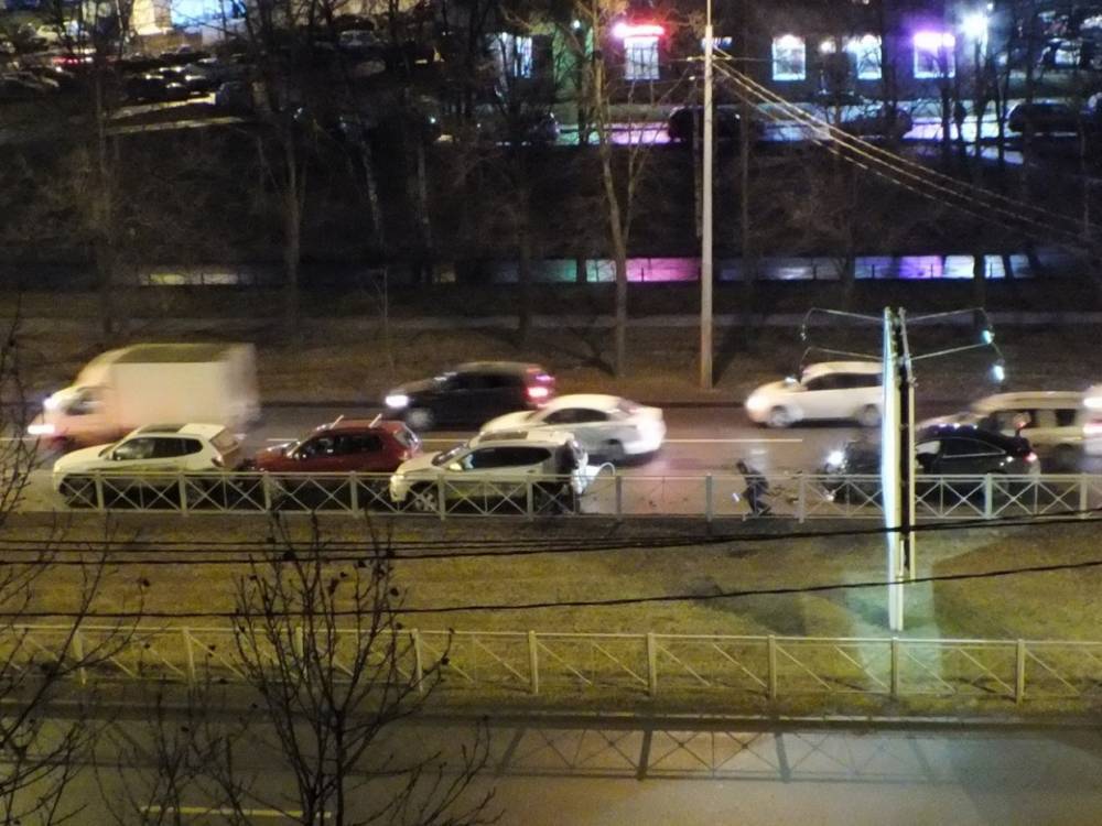 Сразу четыре авто пострадали в аварии у перекрестка Непокоренных и Бутлерова в Петербурге