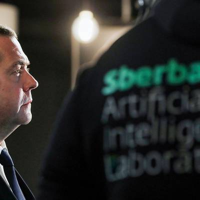 Медведев ознакомился с технологиями и возможностями ИИ, представленными Сбербанком