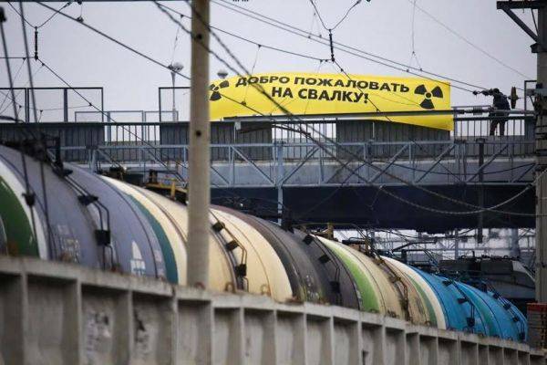 В Петербурге экологи атаковали судно с 600 тоннами «урановых хвостов»
