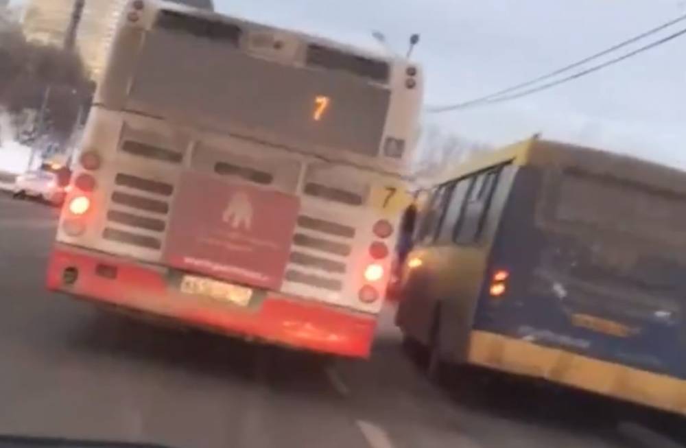Водитель автобуса забыл кондуктора на остановке