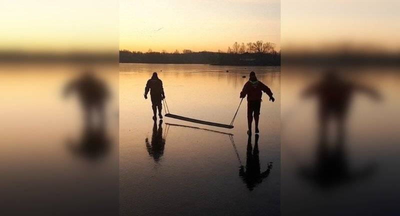 Спасатели вызволили примерзшую ко льду утку в Красном Селе