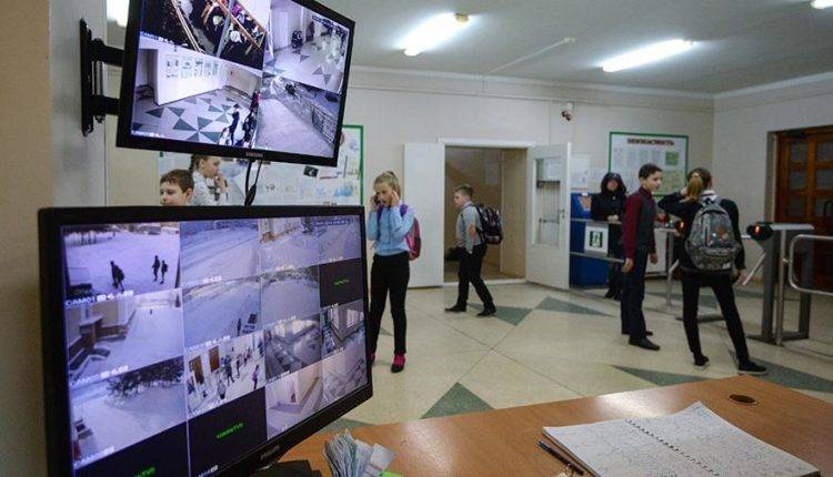 Матвиенко назвала сумму для оснащения школ охранным оборудованием