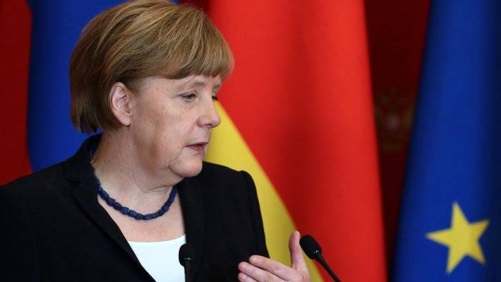 Меркель упала во время выступления в Берлине