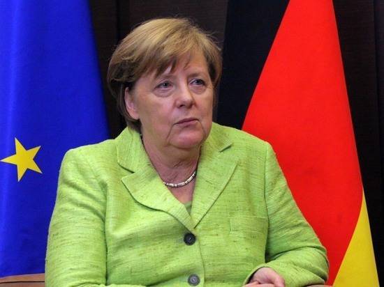 Меркель упала на сцене перед выступлением