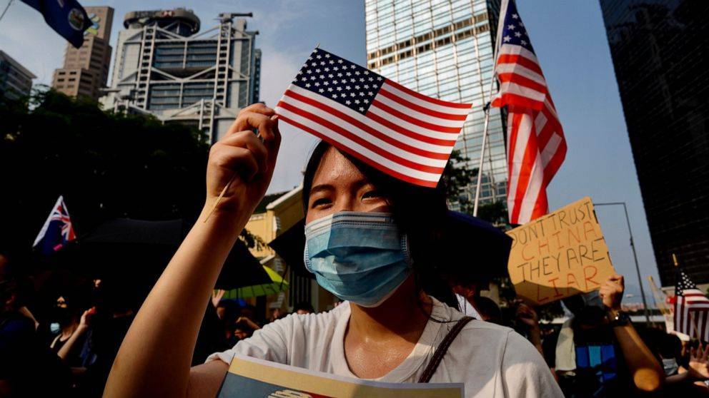Протестующие в Гонконге вынесли на улицу флаги США и плакаты «Спасибо, мистер Трамп»