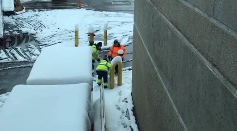 На видео сотрудники аэропорта, где сотни рейсов отменили из-за метели, вместе лепят снеговика - usa.one - шт. Колорадо