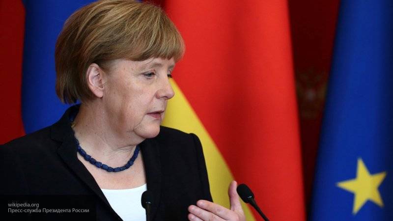 Меркель упала на сцене во время выступления в Берлине