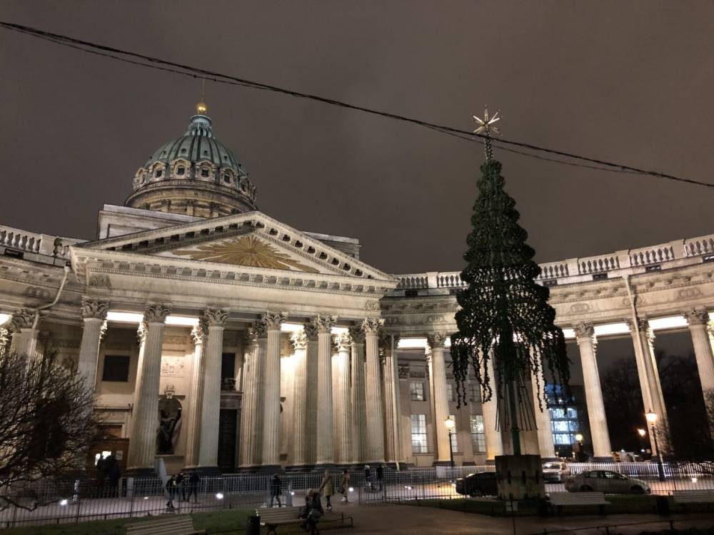 У Казанского собора в Петербурге завершили монтаж новогодней ели