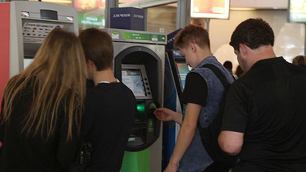 Россиян предупредили о новой схеме мошенничества с картами в банкомате