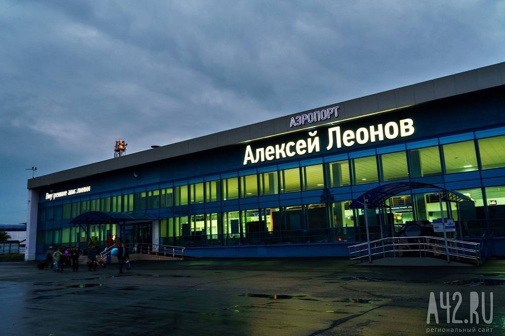 Очевидец: в кемеровском аэропорту пассажиры сами выгружают багаж