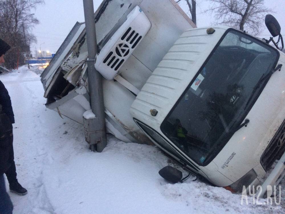 В Кемерове грузовик врезался в столб