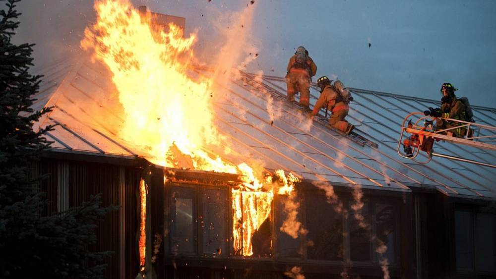 В Дятлово пожарные два часа тушили полыхающий жилой дом