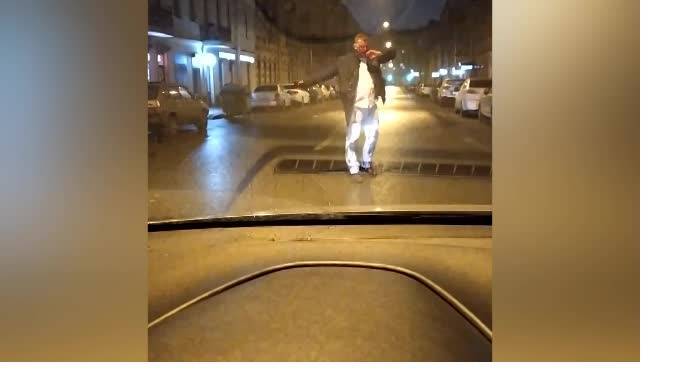 На Гончарной улице окровавленный мужчина кидался на машины