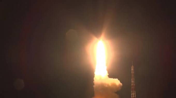 Видео: С полигона "Капустин Яр" была запущена ракета "Тополь"