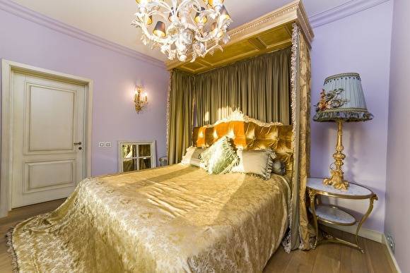 В Екатеринбурге за ₽35 млн продают квартиру с золотой спальней и французским ковром
