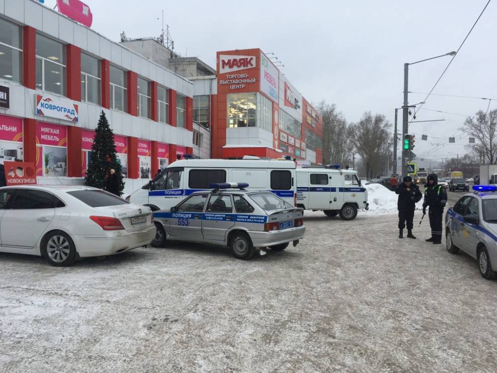 В Кузбассе эвакуировали персонал и посетителей крупного ТЦ