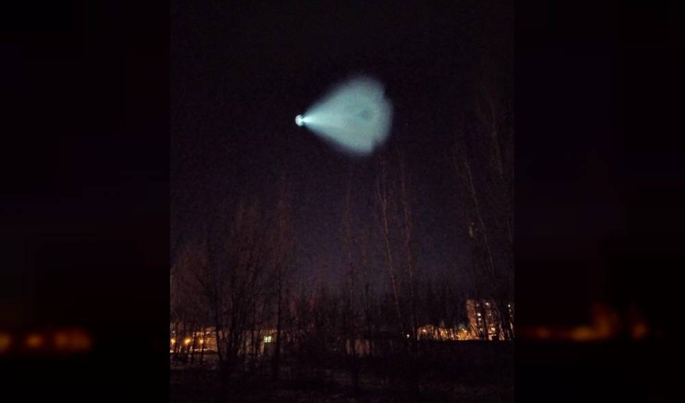 Видео: россияне в вечернем небе наблюдали пугающее явление, которое приняли за НЛО