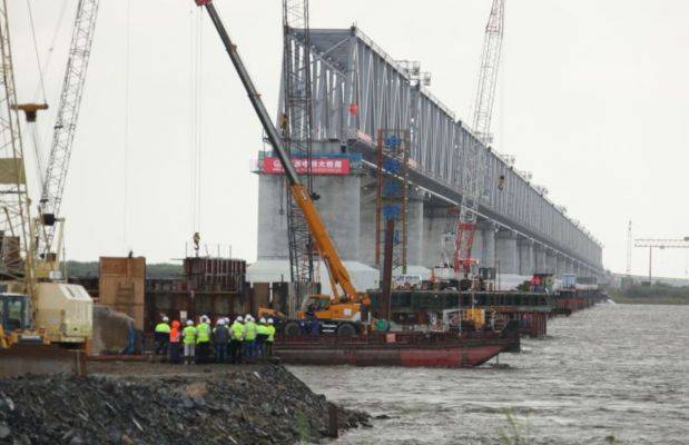 Россия и Китай достроили автомобильный мост через Амур