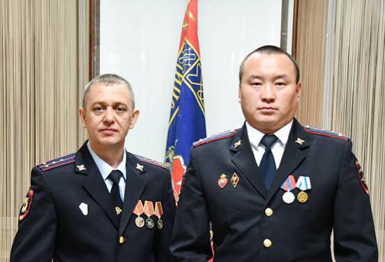 В Кузбассе наградили двух отличившихся полицейских