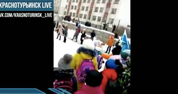 В Краснотурьинске школьники прождали депутата Госдумы Шипулина 40 минут на улице