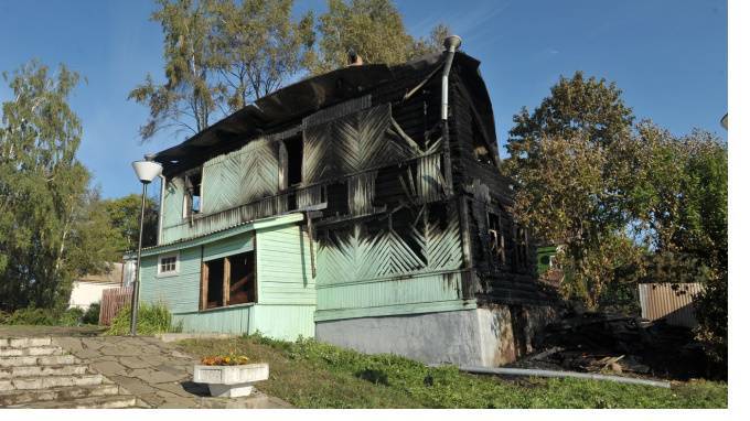 Полицейские задержали подозреваемых в поджоге дома купца Калязина в Старой Ладоге