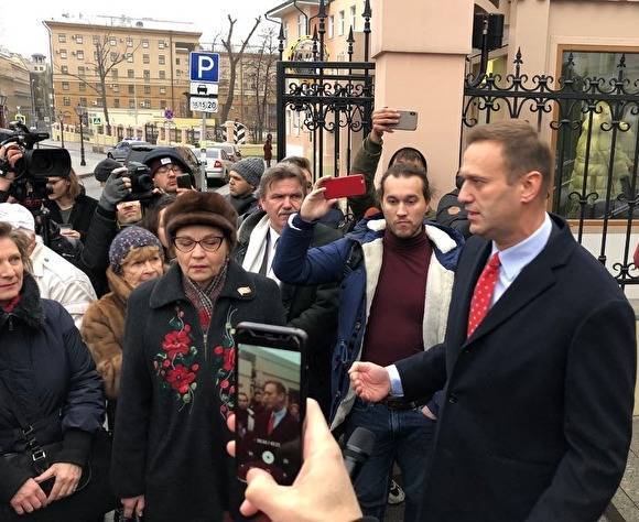 Провокатор сломал дверь депутату МГД из-за мероприятия, на которого пригласили Навального