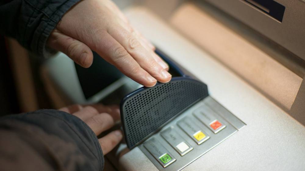В Полярном пенсионерка украла забытые в банкомате деньги