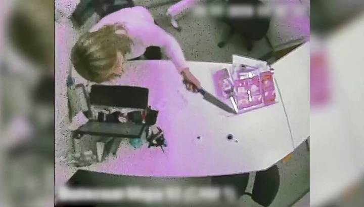 Женщина-менеджер отобрала нож у грабителя и обратила его в бегство. Видео