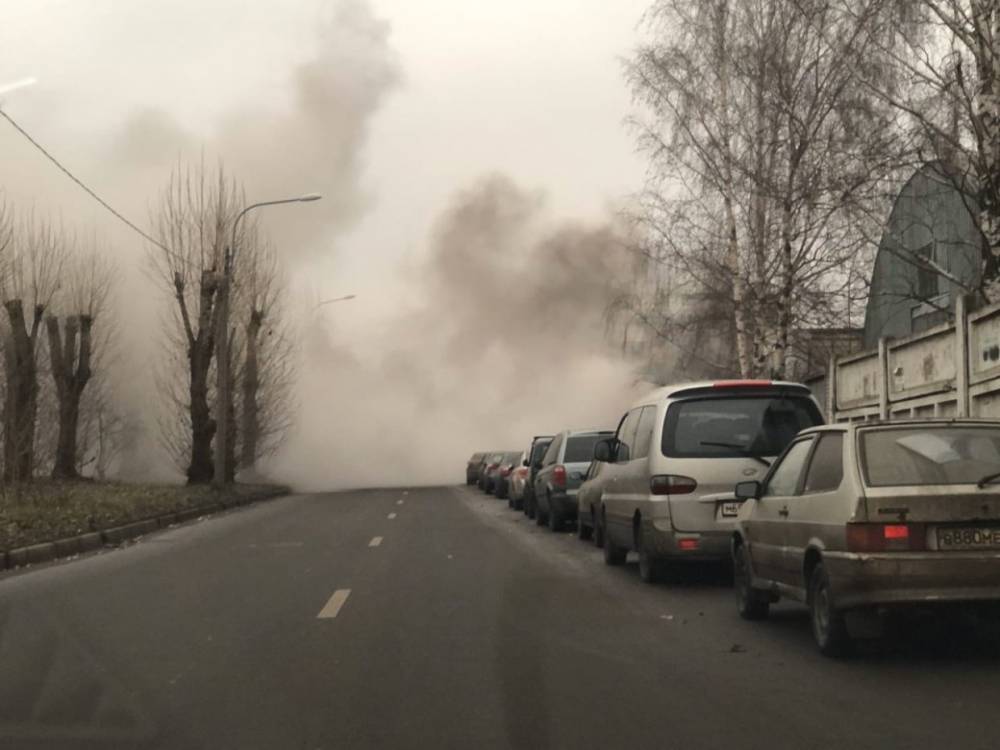 Водителей испугал густой дым, которым заволокло Фаянсовую улицу